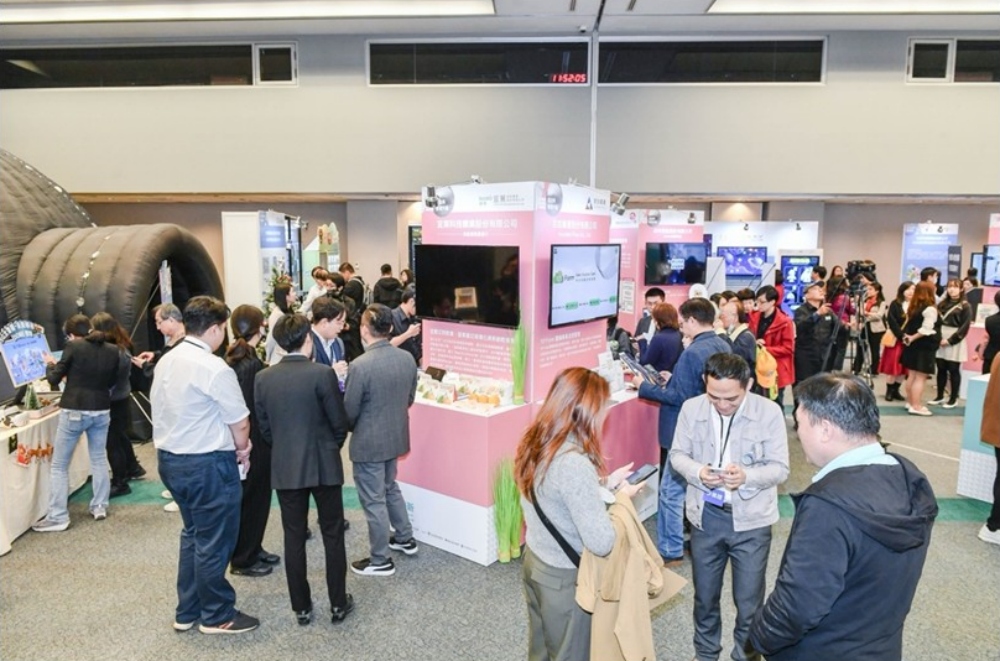 02AI%E8%88%875G%E6%87%89%E7%94%A8%E5%8D%94%E5%8A%A9%E4%B8%AD%E5%B0%8F%E4%BC%81%E6%A5%AD%E6%95%B8%E4%BD%8D%E8%BD%89%E5%9E%8B%E5%8F%8A%E5%89%B5%E6%96%B0