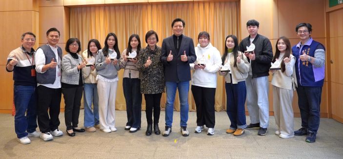 《圖說》新北市副市長朱惕之(中)頒發高風險安全網有功人員獎,感謝各網絡人員合作無間。中左社會局主秘黃逢明、左三副局長許秀能、中左局長李美珍。〈社會局提供〉