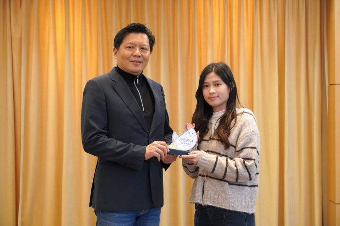 《圖說》新莊社福中心社工徐思穎獲得高風險安全網有功人員獎,她分享心情既開心也備受鼓舞,這次的表揚讓她獲得能量,更提醒自己持續走在這條有意義的路上。〈社會局提供〉