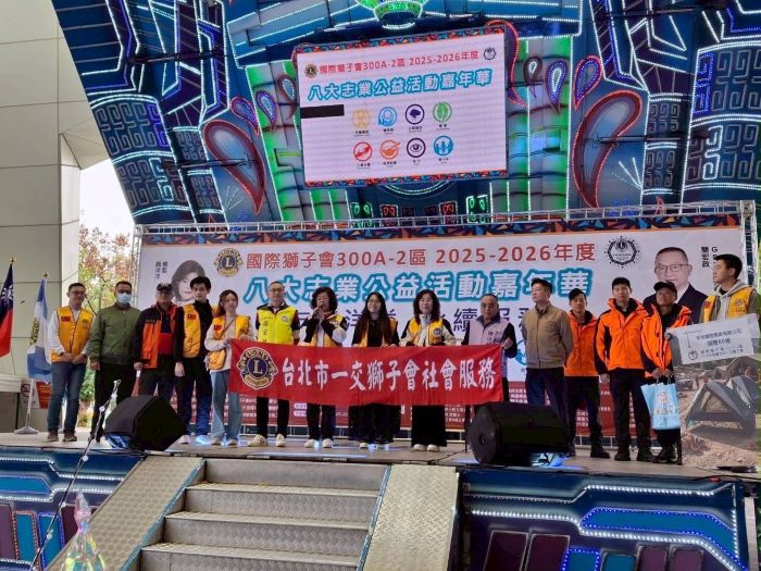 《圖說》捐贈單位及新北消防局陳勝照專門委員合影。〈消防局提供〉