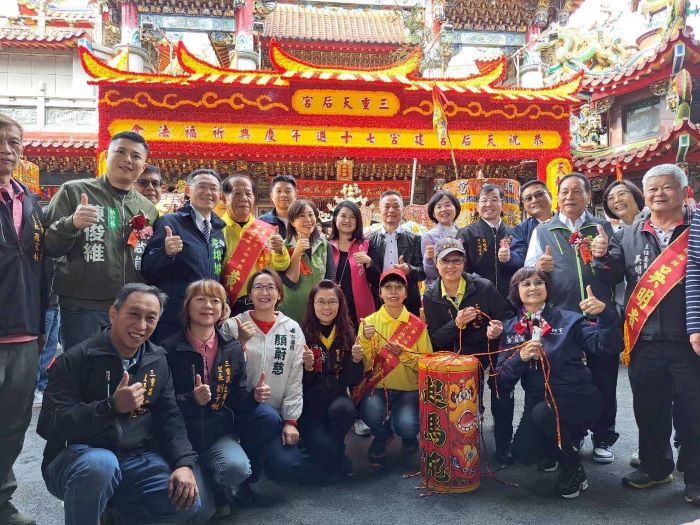 《圖說》民政局長林耀長與天后宮主委黃茂生、順天宮主委吳明貴、地方民意代表及仕紳共同點燃起馬炮，祈願媽祖庇佑合境平安、市民康泰。〈民政局提供〉