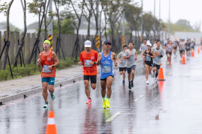 《圖說》跑者在冬季中仍然熱情開跑，每位跑者都是「防水材質」。〈林口區公公所提供〉