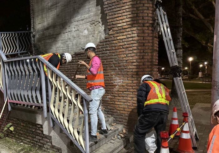 《圖說》新莊區龍安陸橋出現部分柱面磁磚掉落，初步檢視橋梁主體結構並無異常，後續將全面拆除剩餘磁磚。〈工務局提供〉