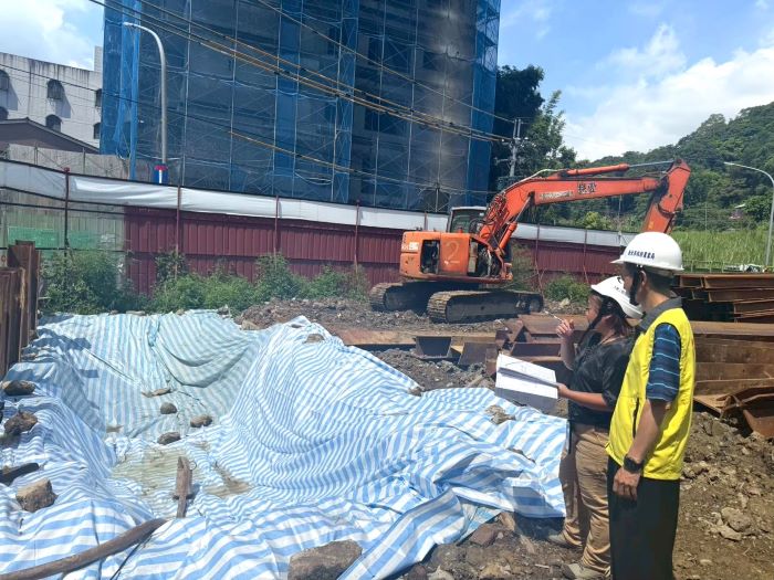 《圖說》新北市透過與專業技師公會合作建立定期巡查管理機制，展現在山坡地防災上「防患未然」的超前部署，圖為前往工地確認臨時性沉砂滯洪池清淤是否完成。〈農業局提供〉