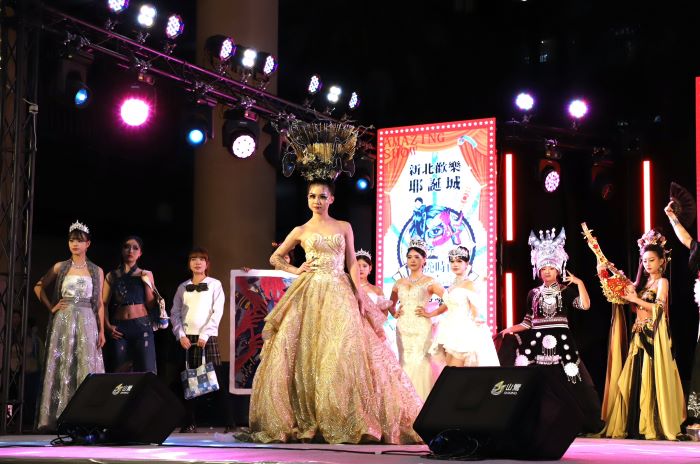 耶誕城秒變實戰舞台 北北桃宜鬥豔時尚走向世界 8 《圖說》結合璀璨燈海與濃厚耶誕氛圍,打造融合城市節慶與專業時尚的跨域展演。〈教育局提供〉