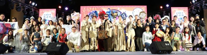 耶誕城秒變實戰舞台 北北桃宜鬥豔時尚走向世界 7 《圖說》北北桃宜四縣市鬥豔時尚聯演 新北耶誕城秒變國際時裝週。〈教育局提供〉