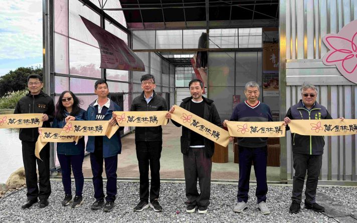 《圖說》農業局長諶錫輝〈中〉今日出席「萬金杜鵑智能美學溫室」啟用剪綵儀式，見證農業美學與跨域合作邁向新里程碑。〈農業局提供〉