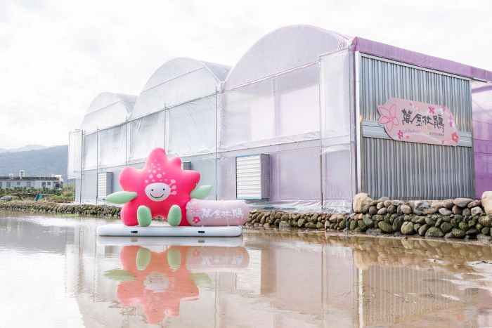 《圖說》萬金杜鵑智能美學溫室以「可走進的品牌故事」帶領民眾沉浸在萬金杜鵑的品牌氛圍，外觀以杜鵑色系粉紅色與白色為主，讓遊客一眼望去就感受到濃厚的萬金杜鵑氛圍。〈農業局提供〉