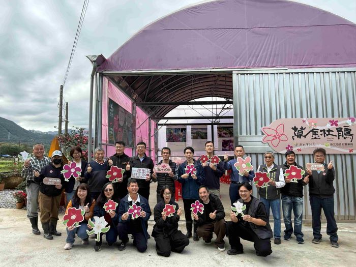 《圖說》茂生苗圃由花農蔡文生及蔡承翰父子共同經營，溫室外觀以杜鵑色系粉紅色與白色為主，整體設計更強調自然互動、品牌識別與開放共融，今日啟用。〈農業局提供〉