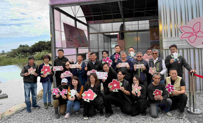 《圖說》青昀苗圃由金山花卉產銷班長嚴慶榮與妻子黃美娟共同經營，溫室外觀以杜鵑色系粉紅色與白色為主，整體設計更強調自然互動、品牌識別與開放共融，今日啟用。〈農業局提供〉