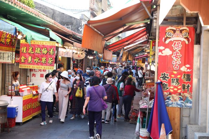 《圖說》「新北商圈券」活動共聯合19個商圈共同推出,自115年1月1日起到各商圈,就可以用100元兌換200元商圈券,每人限換2組,可於新北市19個商圈會員店家使用。〈經發局提供〉