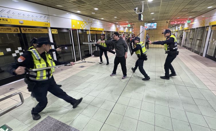 《圖說》環狀線多重災害模擬演練。〈警察局提供〉