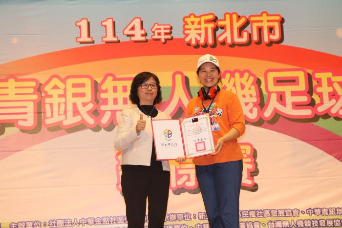 《圖說》社會局副局長許秀能頒發無人機足球種子老師證書給完訓的學員。〈社會局提供〉