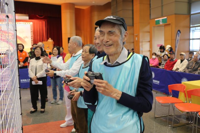 《圖說》永和民權據點外號「多啦A夢」的韓大雄，操作無人機足球一點都不含糊。〈社會局提供〉