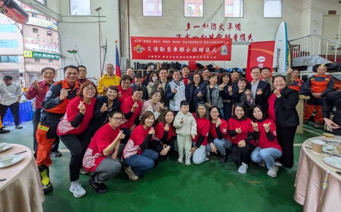 捐贈災勘車 曾妍菁等7人充實新北特搜救災能量 8 《圖說》捐贈者及遠雄人壽茂盛營業處人員與消防局長陳崇岳合影。〈消防局提供〉
