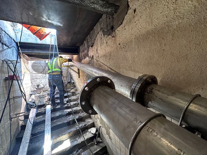 《圖說》廢棄地下道內設置抽水管，負責豪大雨後將雨水抽出。〈水利局提供〉