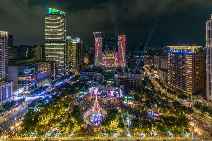 《圖說》「2025新北歡樂耶誕城」於12月28日劃上句點，璀璨亮眼的馬戲大幕也在歡笑聲中緩緩落下。〈觀旅局提供〉