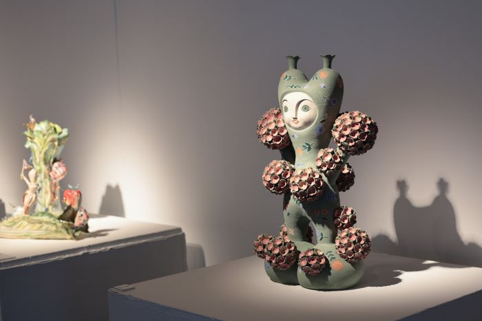 陶博館國際駐村典藏展 屋瓦植物水果皆是故事 10 《圖說》泰國陶藝家卡蒙莎奴《我的第一個春天》,人形花團展現春日甦醒生機。〈陶博館提供〉