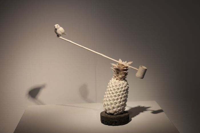 陶博館國際駐村典藏展 屋瓦植物水果皆是故事 11 《圖說》韓國陶藝家孟昱《平衡18-1》,以鳳梨支撐小鳥詮釋自然平衡與環保意義。〈陶博館提供〉
