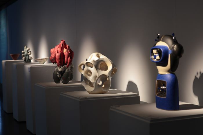 陶博館國際駐村典藏展 屋瓦植物水果皆是故事 12 《圖說》「自然的永續之境」國際駐村藝術家典藏展,21件作品濃縮鶯歌日常觀察。〈陶博館提供〉