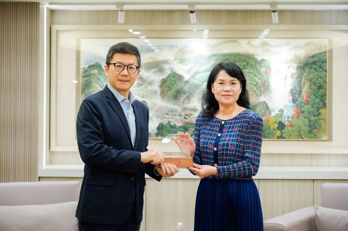 《圖說》全勝祥實業有限公司執行長褚美雲(右)捐贈復康巴士，由新北市副秘書長張其強(左)代表受贈並回贈感謝獎牌及紀念座。〈社會局提供〉