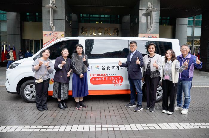 《圖說》全勝祥實業有限公司捐贈一輛可同時搭載2台輪椅的復康巴士給新北市政府，今日舉行捐贈儀式，右一社會局主秘黃逢明。〈社會局提供〉