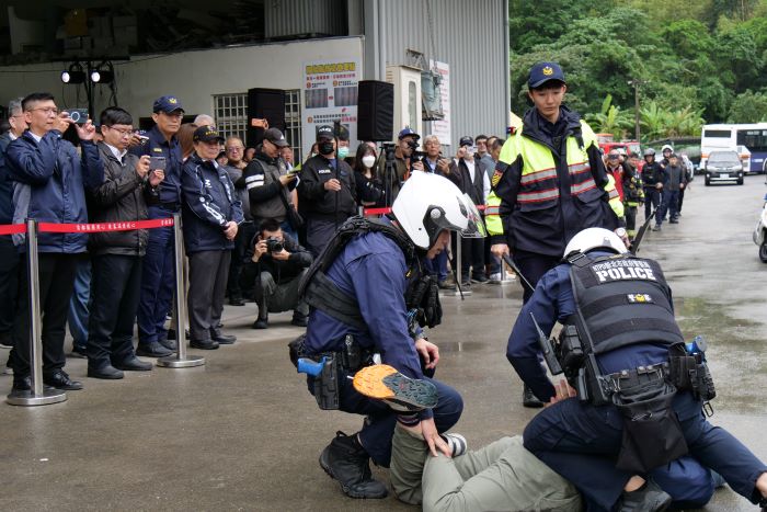 《圖說》模擬演練不明人士於車外叫囂干擾行車安全，隨後遭員警制伏。〈交通局提供〉