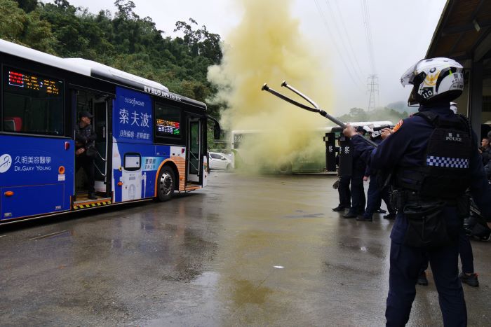 《圖說》公車緊急應變演練逼真上場。〈交通局提供〉