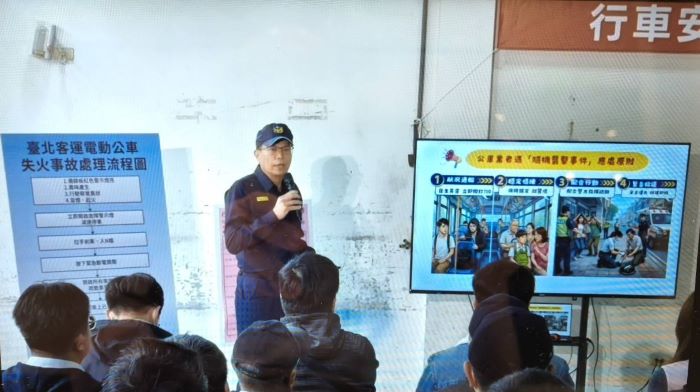 《圖說》土城警分局長陳建龍講解在公共場所遇隨機襲擊事件時，應「狀況通報」、「穩定情緒」、「配合行動」、「緊急救援」四大應變原則。〈土城局提供〉