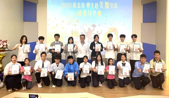 《圖說》20位赴美國猶他州及加拿大高貴林學區交流返國成果發表，後排中為教育局劉明超副局長。〈教育局提供〉