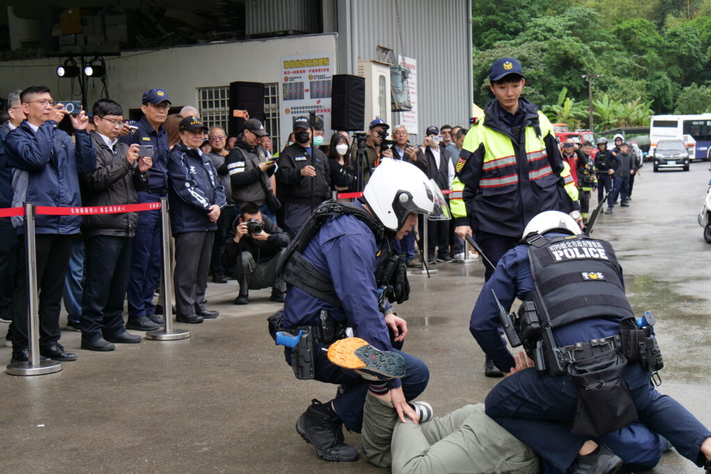 %E6%A8%A1%E6%93%AC%E6%BC%94%E7%B7%B4%E4%B8%8D%E6%98%8E%E4%BA%BA%E5%A3%AB%E6%96%BC%E8%BB%8A%E5%A4%96%E5%8F%AB%E5%9B%82%E5%B9%B2%E6%93%BE%E8%A1%8C%E8%BB%8A%E5%AE%89%E5%85%A8%EF%BC%8C%E9%9A%A8%E5%BE%8C%E9%81%AD%E5%93%A1%E8%AD%A6%E5%88%B6%E4%BC%8F