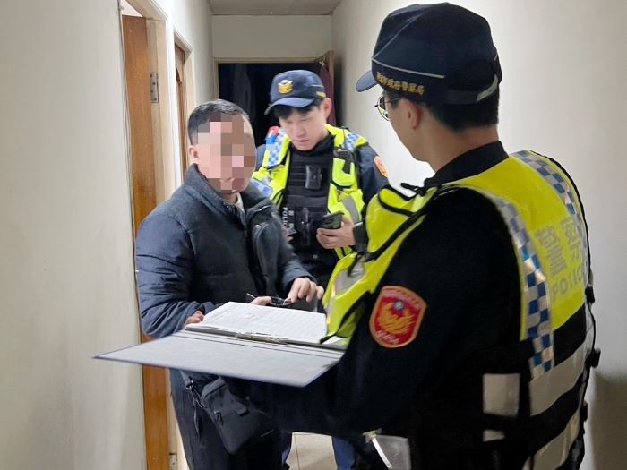 《圖說》板橋警加強出入人口複雜、流動頻繁之社區大樓、出租套房查訪與盤查。〈板橋分局提供〉