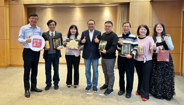 日本世界綠茶大賽 新北2最高金賞1金賞稱霸全國 13 《圖說》新北茶農獲得日本2025「世界綠茶大賽」2座最高金賞及1座金賞獎,獲獎數量全國第一,今日於市政會議獻獎,左一農業局長諶錫輝。〈農業局提供〉