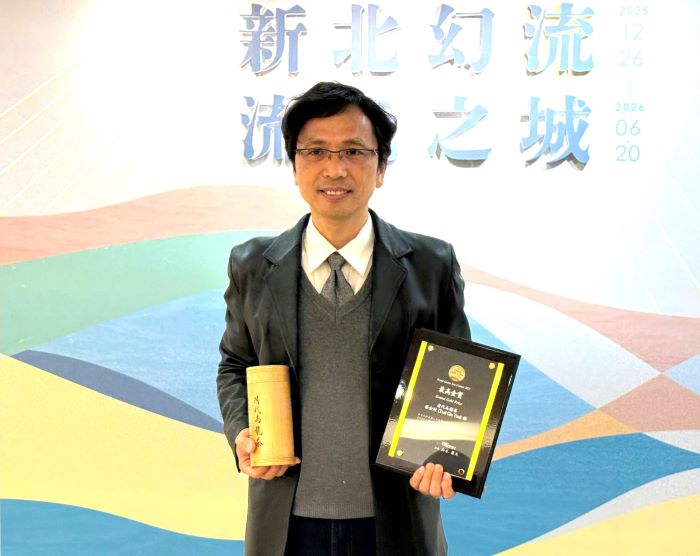 日本世界綠茶大賽 新北2最高金賞1金賞稱霸全國 15 《圖說》深坑區茶農蔡金財傳承家族延續120年茶園,結合烏龍茶與臺灣特色意象設計,以「清代烏龍茶」獲得日本2025世界綠茶大賽「最高金賞獎」獎項。〈農業局提供〉