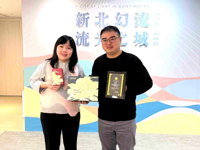 日本世界綠茶大賽 新北2最高金賞1金賞稱霸全國 16 《圖說》三峽區大埔製茶廠第三代陳宣和(右)與姜慧姿(左)夫婦聯手研發「椿月」茶語」,以橙茶與包種茶結合新北市花-山茶花的靈感設計,獲得日本2025世界綠茶大賽「金賞獎」獎項。〈農業局提供〉