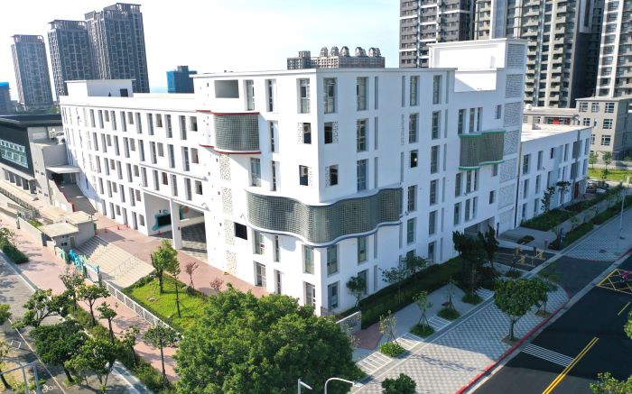 《圖說》淡海國小以前瞻校園設計與深具在地文化的建築美學脫穎而出。〈教育局提供〉