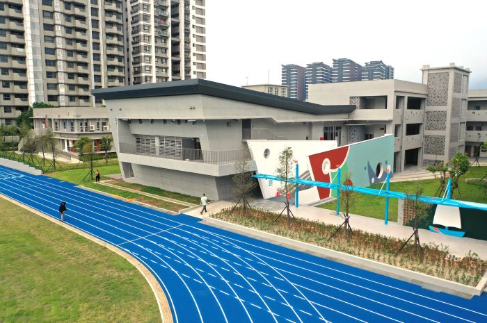 《圖說》淡海國小校園設計以「樂學淡海・航向未來」為公共藝術主題,運用舢舨及風帆等意象象。〈教育局提供〉