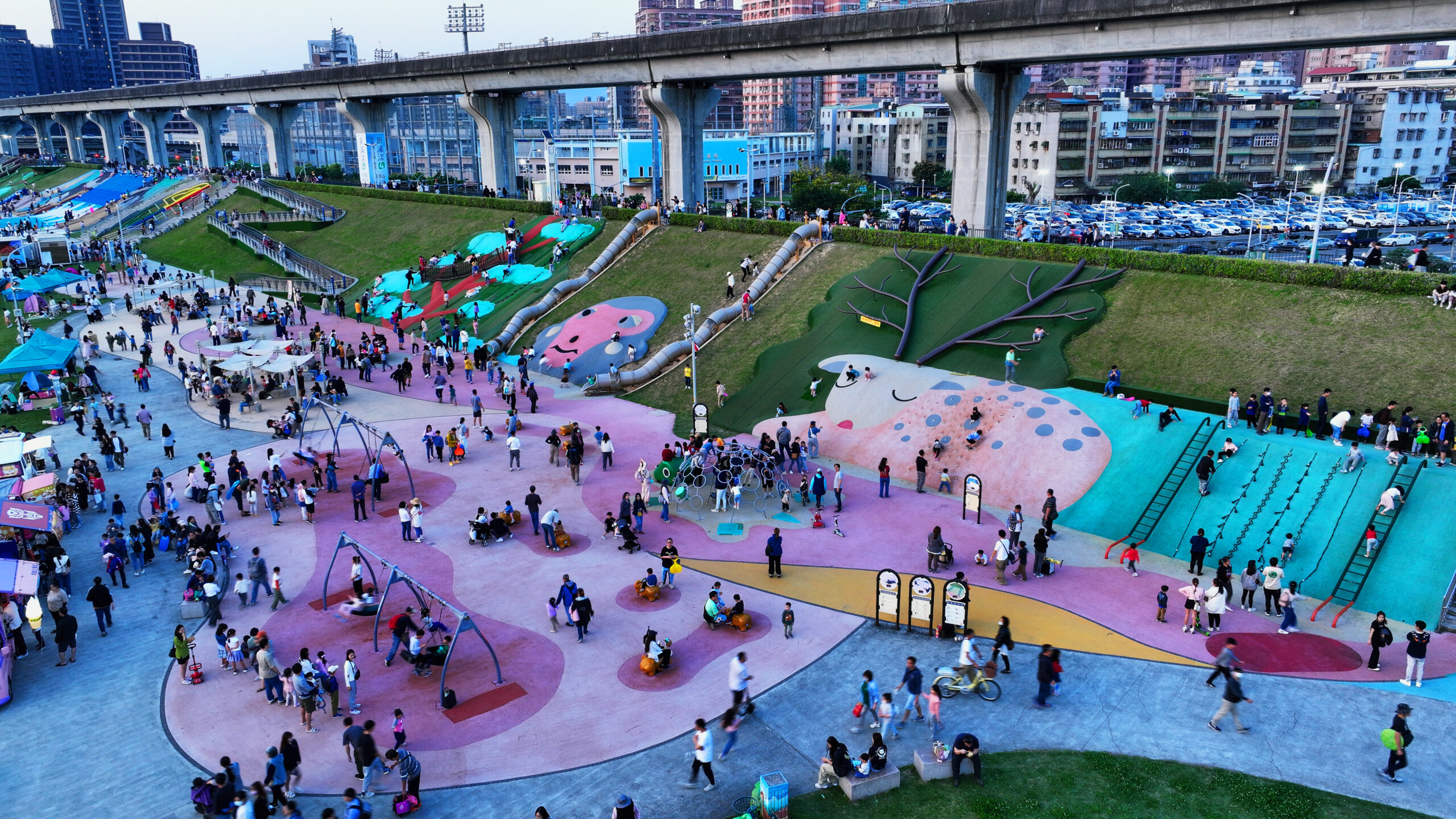 《圖說》全國最大提坡樂園熊猴森森樂園總是滿滿人潮。〈水利局提供〉