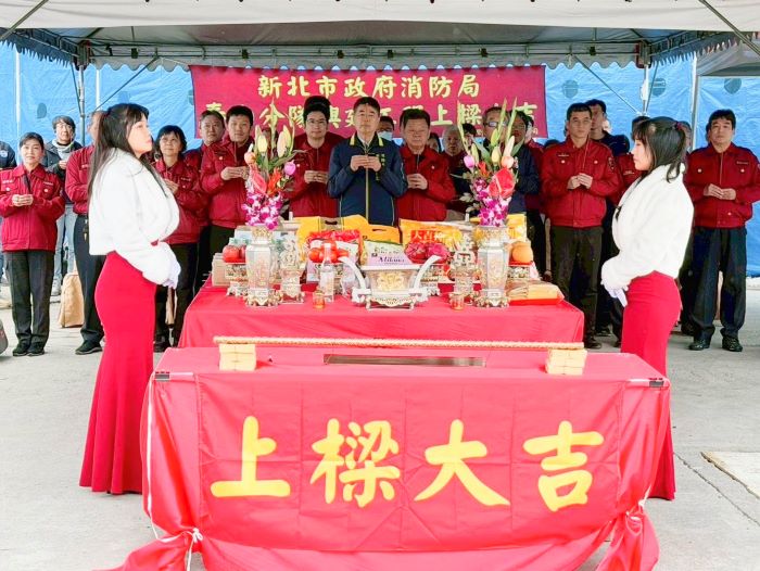 新北消泰山分隊工程上梁 進駐後出勤省20秒 3 《圖說》消防局蔡武忠副局長、義消及與會貴賓祝禱焚香祈福。〈消防局提供〉