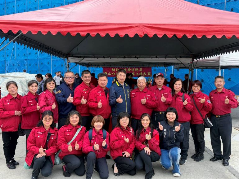 新北消泰山分隊工程上梁 進駐後出勤省20秒 4 《圖說》消防局蔡武忠副局長、義消及與會貴賓上梁儀式合影。〈消防局提供〉