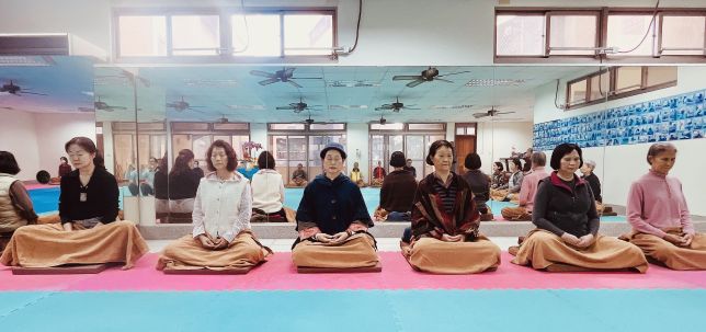 《圖說》禪修大法一日學習營六炷香中坐禪。〈主辦單位提供〉