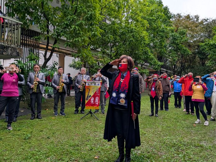 《圖說》板橋榮家中華民國 115 年元旦在細雨紛飛中，由家主任陳桂美偕長輩們以莊嚴慎重精神完成儀式。〈板橋榮家提供〉
