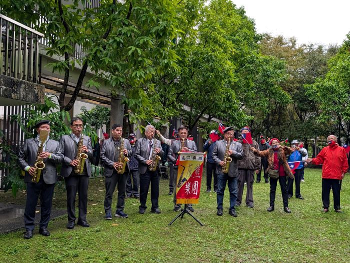 《圖說》在「灰熊樂團」薩克斯風吹奏下，全體大合唱「國家、中華民國頌」等愛國歌曲。〈板橋榮家提供〉