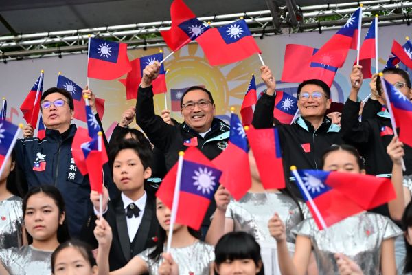 《圖說》新北市元旦升旗典禮,市長侯友宜表示,升旗是我們對城市、對國家的承諾,站在 2026 新年的起點,期盼中央與地方的領導人,多一份同理心,用行動回應人民的期待才能讓台灣更好。〈民政局提供〉