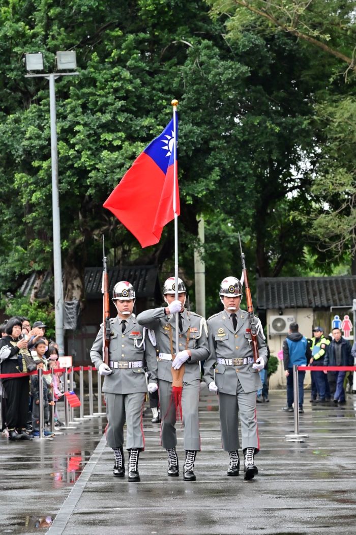 《圖說》三軍儀隊退伍弟兄協會(退儀邦)升旗及精湛技巧的操槍表演。〈民政局提供〉