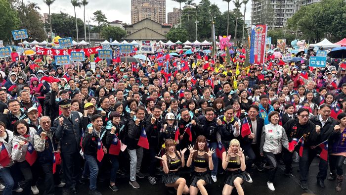 《圖說》市府團隊及貴賓與現場民眾合照。〈民政局提供〉