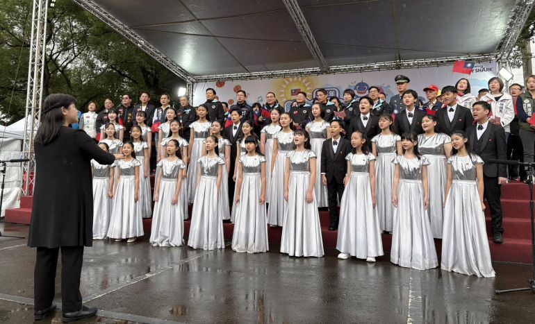 《圖說》元旦升旗典禮,由新北市少年合唱團領唱國歌,並與市長侯友宜、市府團隊及現場超過8,000位市民齊聲合唱〈明天會更好〉及〈再出發〉為城市注入希望與祝福。〈民政局提供〉