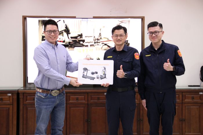 《圖說》中華民國長期照護推廣協會理事長陳昱翔致贈健身器材合影,左起:陳昱翔理事長、新莊分局長陳保緒、頭前派出所所長王昱翔。〈新莊分局提供〉
