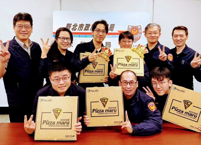 《圖說》蔣叔君分局長〈後排左二〉感謝同仁一年來的辛勞付出,特別準備韓式披薩、炸雞與可樂,慰勉全體同仁,肯定大家在防制詐騙工作上的努力與付出。〈永和分局提供〉