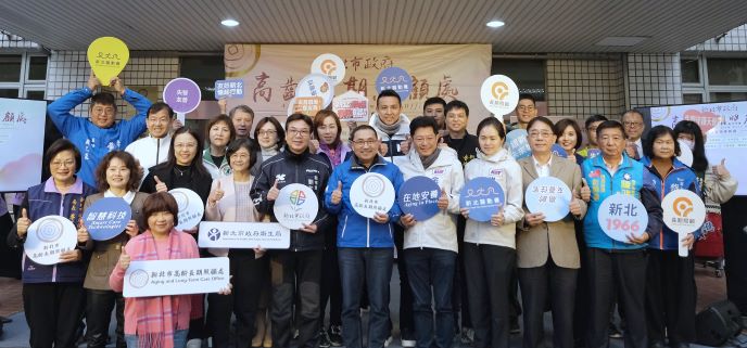 《圖說》侯友宜與長照公協會及醫事團體代表合照。〈衛生局提供〉